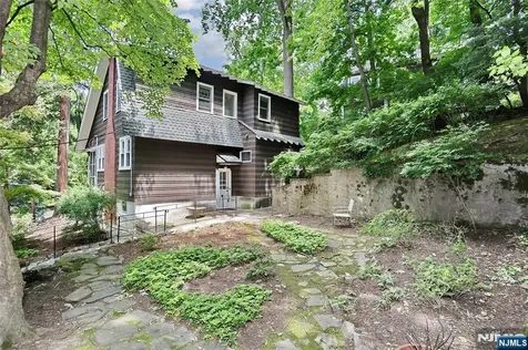 388 Allaire Avenue Leonia NJ 07605