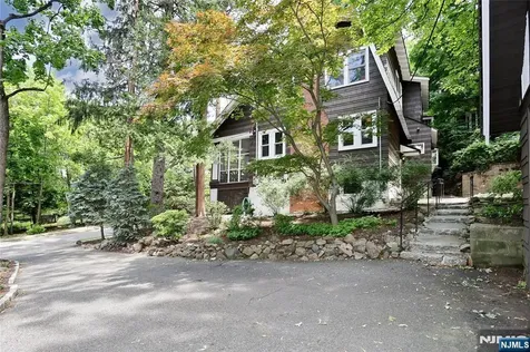 388 Allaire Avenue Leonia NJ 07605