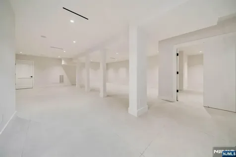 61 Macarthur Avenue Closter NJ 07624