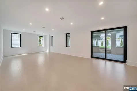 1077 Abbott Boulevard Fort Lee NJ 07024