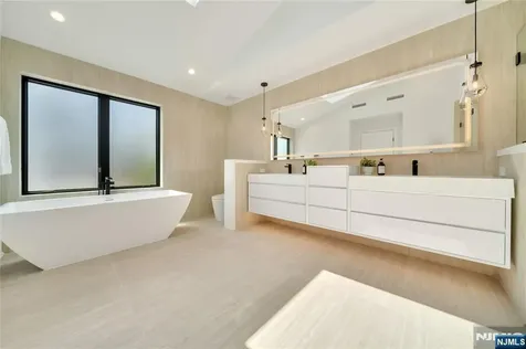 1077 Abbott Boulevard Fort Lee NJ 07024
