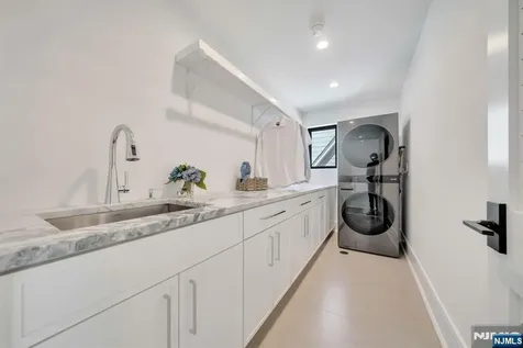 1077 Abbott Boulevard Fort Lee NJ 07024
