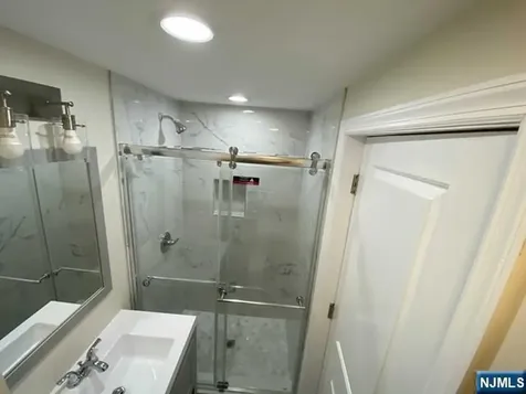 211 Hillside Bergenfield NJ 07621