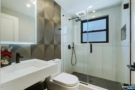 1013 Boulevard New Milford NJ 07646