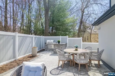1013 Boulevard New Milford NJ 07646