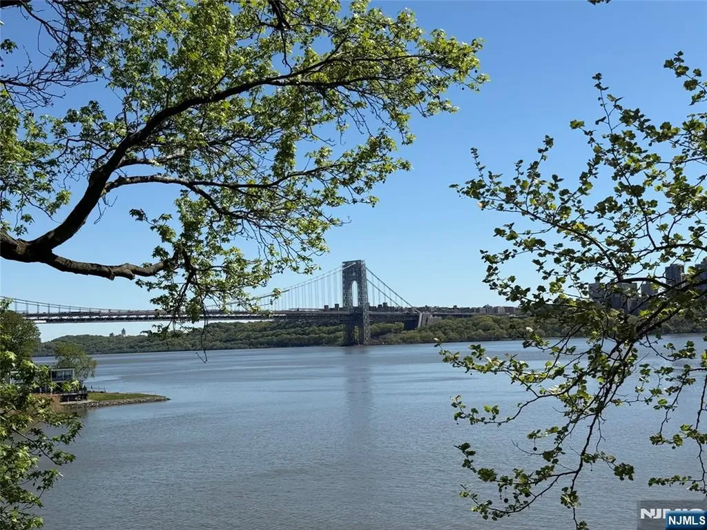 1375 River Road Edgewater NJ 07020