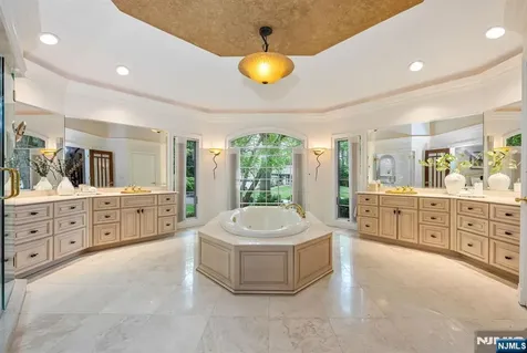 31 Sherwood Drive Hillsdale NJ 07642