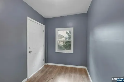 513 Sandford Newark NJ 07106