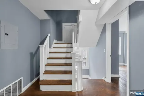 513 Sandford Newark NJ 07106