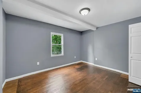 513 Sandford Newark NJ 07106