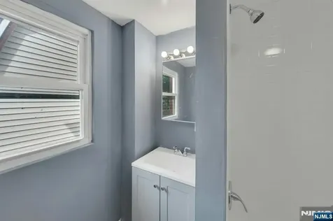 513 Sandford Newark NJ 07106