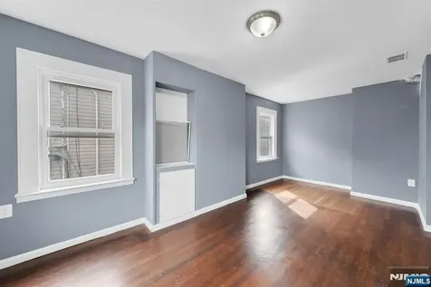 513 Sandford Newark NJ 07106