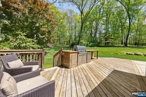 327 Woodside Avenue Franklin Lakes NJ 07417