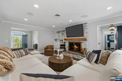 327 Woodside Avenue Franklin Lakes NJ 07417