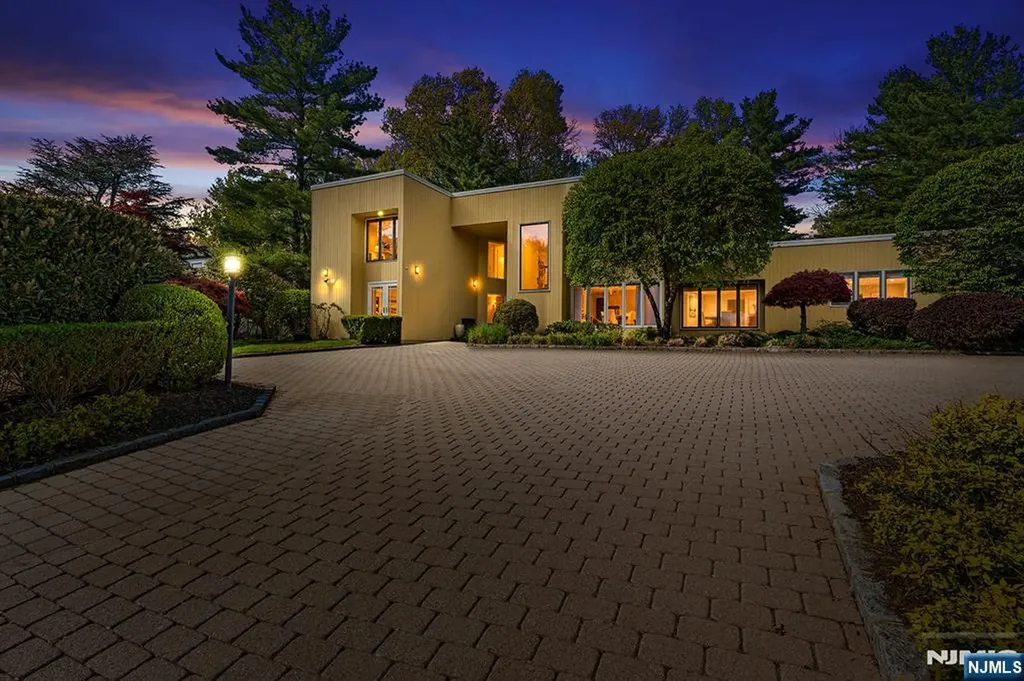 37 Hemlock Road Livingston NJ 07039