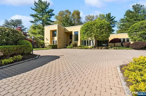 37 Hemlock Road Livingston NJ 07039