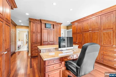 37 Hemlock Road Livingston NJ 07039