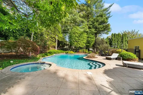 37 Hemlock Road Livingston NJ 07039
