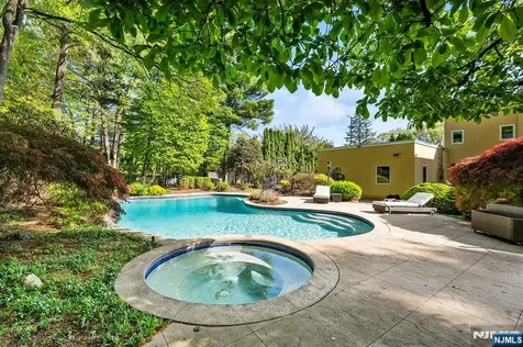 37 Hemlock Road Livingston NJ 07039