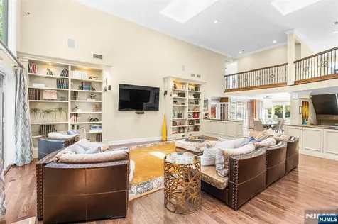 37 Hemlock Road Livingston NJ 07039