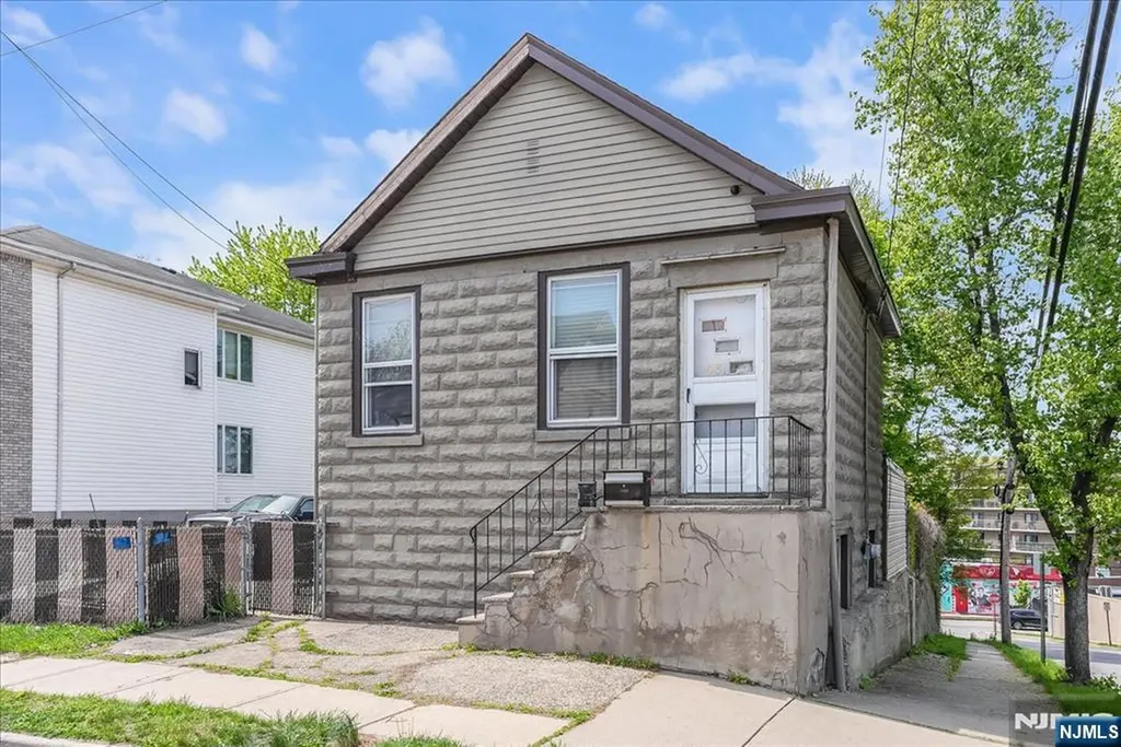 43 Maitland Place Garfield NJ 07026