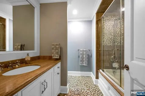 14 Coach Lane Upper Saddle River NJ 07458
