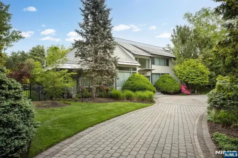 4 Hunter Ridge Woodcliff Lake NJ 07677