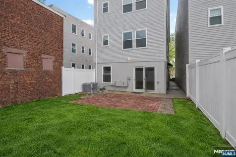 267 10th Street Newark NJ 07103