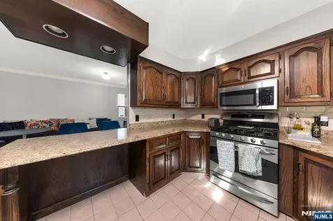 29 Pine Street Lodi NJ 07644