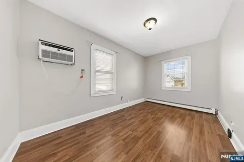 29 Pine Street Lodi NJ 07644