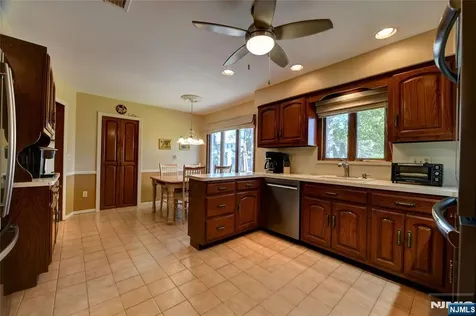 25 Debbie Court Wayne NJ 07470