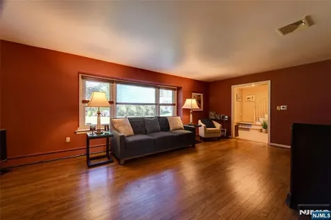 25 Debbie Court Wayne NJ 07470