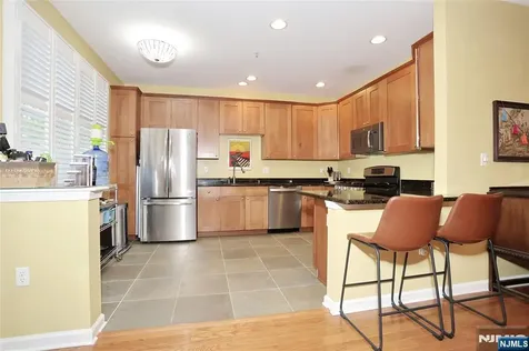17 De Bruyle Court Hawthorne NJ 07506
