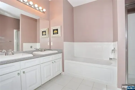 17 De Bruyle Court Hawthorne NJ 07506
