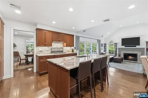 20 Deerhorn Trail Upper Saddle River NJ 07458