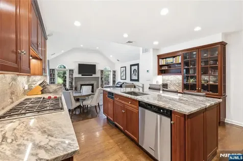 20 Deerhorn Trail Upper Saddle River NJ 07458