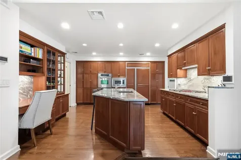 20 Deerhorn Trail Upper Saddle River NJ 07458