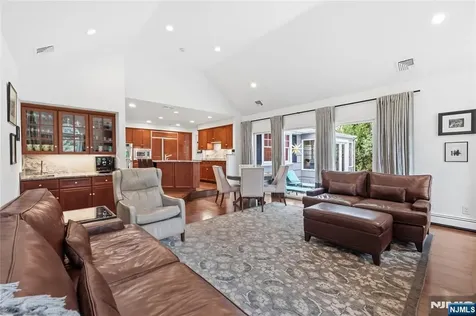 20 Deerhorn Trail Upper Saddle River NJ 07458