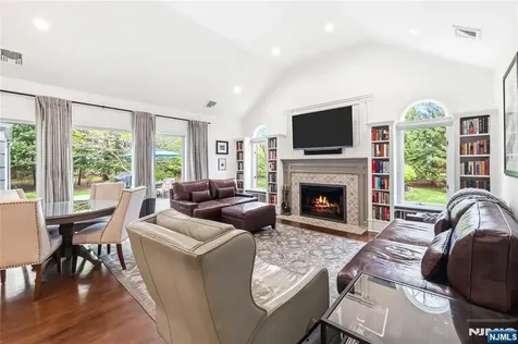 20 Deerhorn Trail Upper Saddle River NJ 07458