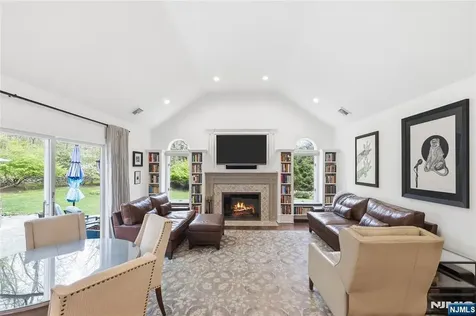 20 Deerhorn Trail Upper Saddle River NJ 07458