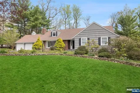 20 Deerhorn Trail Upper Saddle River NJ 07458