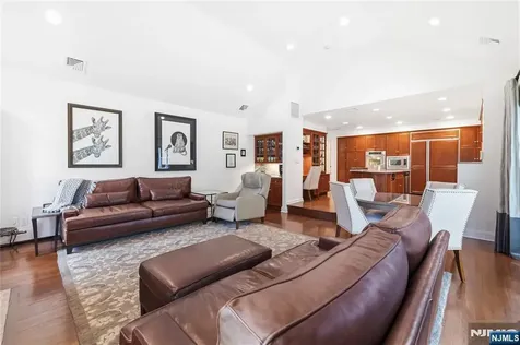 20 Deerhorn Trail Upper Saddle River NJ 07458