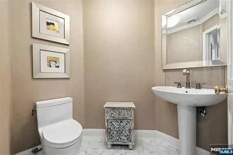 20 Deerhorn Trail Upper Saddle River NJ 07458