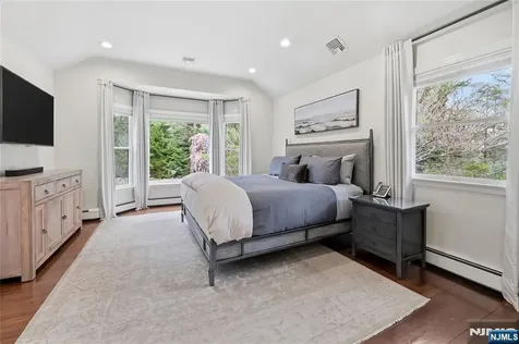 20 Deerhorn Trail Upper Saddle River NJ 07458