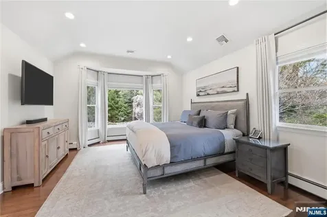 20 Deerhorn Trail Upper Saddle River NJ 07458
