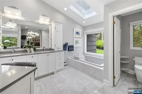 20 Deerhorn Trail Upper Saddle River NJ 07458