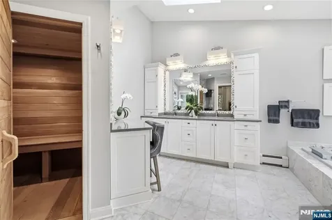20 Deerhorn Trail Upper Saddle River NJ 07458