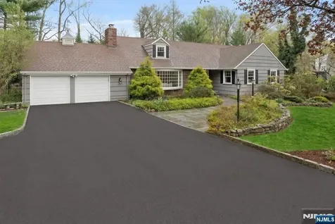 20 Deerhorn Trail Upper Saddle River NJ 07458