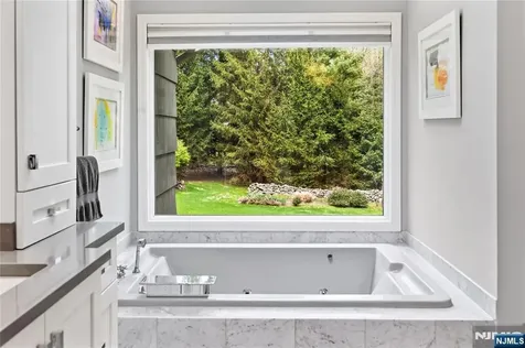20 Deerhorn Trail Upper Saddle River NJ 07458