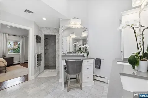 20 Deerhorn Trail Upper Saddle River NJ 07458